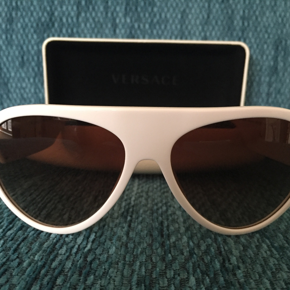 Versace designer women's sunglasses. - Picture 3 of 5